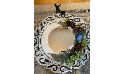 [銀座] プリザーブドフラワーで飾った壁掛け鏡