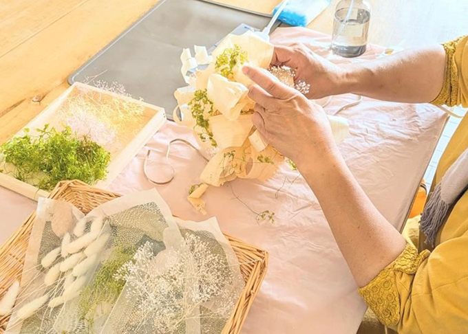 [札幌] 木の香りに包まれるやさしいアート時間/カンナ屑制作中