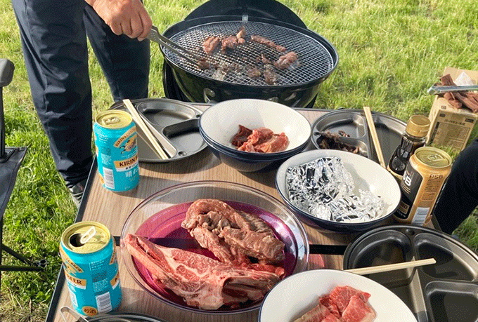 [帯広] 北海道十勝／宿泊体験型モデルハウス「TOWAの家」にて、十勝牛でBBQを楽しむ様子。