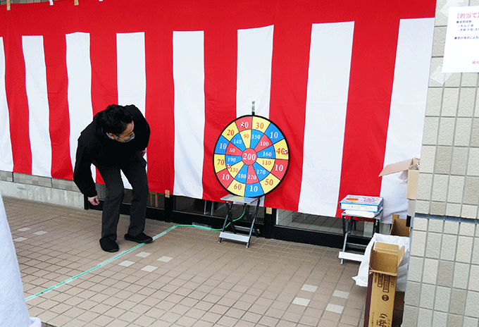 前回の催しもの、的当てゲームの様子