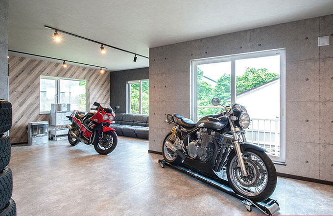 ①家の中でバイクいじりができる部屋