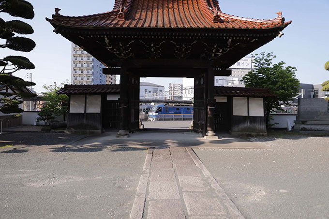 ③曹洞宗-龍雲山-禅燈寺と機関車.jpg