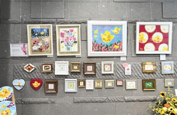展示物の一例（黄色いキャラクターがバーピィちゃんです）