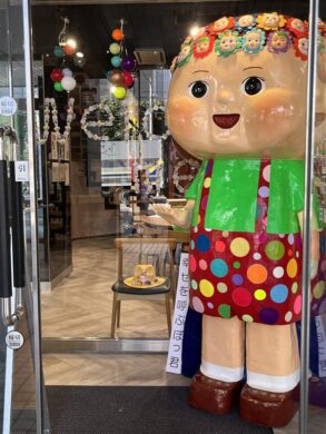 こちらは「ぼっ君」の立像です