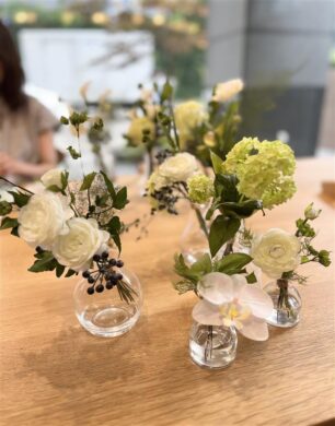 造花とは思えないほど美しい作品です。