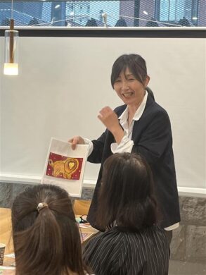 第二部、髙橋利絵氏によるギャラリートークの様子。