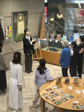 「感性のもちより展 VOL.2」での講義の様子。