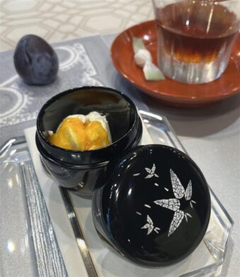 うるし塗りの棗とその中身です