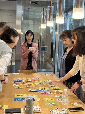 【暮らしのサロンなごみの茶話会/時短から始まる口福生活 】でのカルタ取りの様子です。