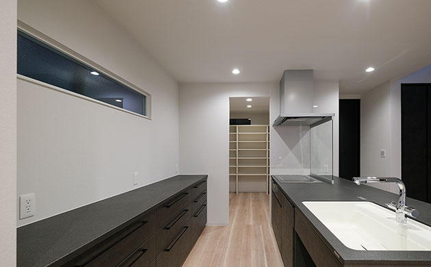 「トクラスキッチン コラージア スリムフラット-W ペニンシュラ型」【リフォーム完成見学会レポート】築30年の軽量鉄骨住宅が「エコ築FR」で快適空間に大変身!