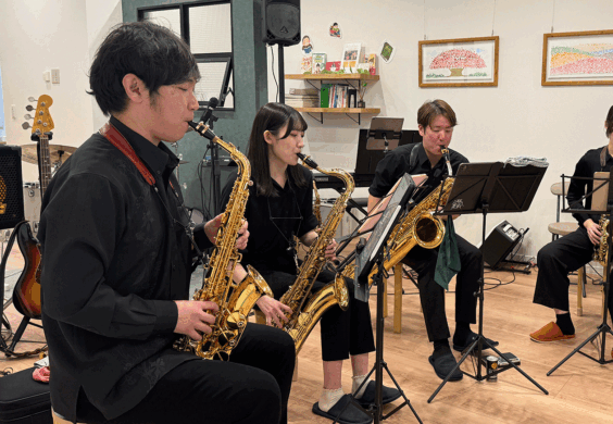 「Saxophone Quartetto」のメンバー。迫力がありながらも軽やかな4名による管楽器演奏。
