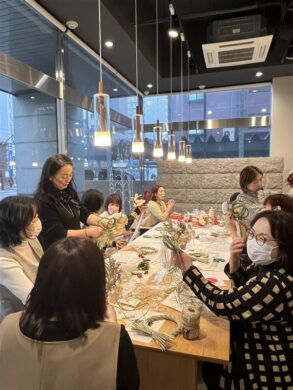 【アーティフィシャルフラワーで作るお正月飾り】の作業風景です。