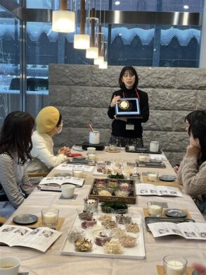 【クリスマスリースキャンドル作り】の様子です。