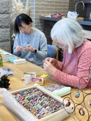 【加賀のゆびぬきでペンダント作り】作業中の様子です。