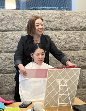 髙橋文子先生のパーソナルカラー簡易診断の様子です。