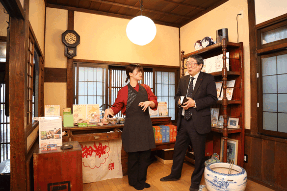 【施工レポート】函館・茶房菊泉｜大正建築を未来へつなぐ伝統的建造物リフォーム事例お店のことを伺っているひとコマ