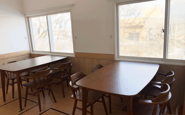 【施工レポート】函館・茶房菊泉｜大正建築を未来へつなぐ伝統的建造物リフォーム事例新たに設えた、現代Café風のテーブル席