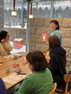 【大人が楽しむ絵本の時間 】の様子です。