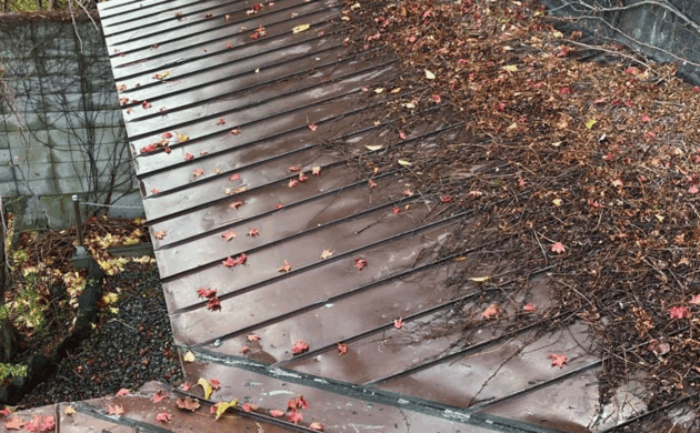 【施工レポート】函館・茶房菊泉｜大正建築を未来へつなぐ伝統的建造物リフォーム事例before：老朽化が進んでいた屋根