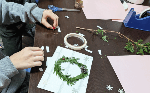 クラフト体験コーナー黙々と制作に取り組まれている様子。