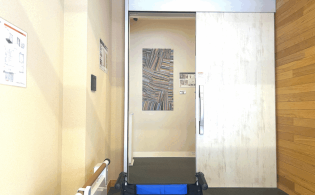 札幌市厚別区にあるバリアフリーリフォーム専門ショールーム、土屋ホームトピア本社1F,暮らしの元気スタジオでの、段差解消機と自動ドアを備えた入口