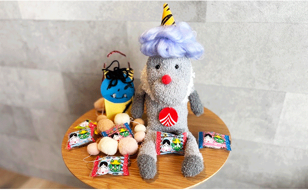 節分イベントの衣装:鬼のかぶり物をかぶり、哀愁たっぷりに外を眺める姿が印象的な土屋ぽたくん