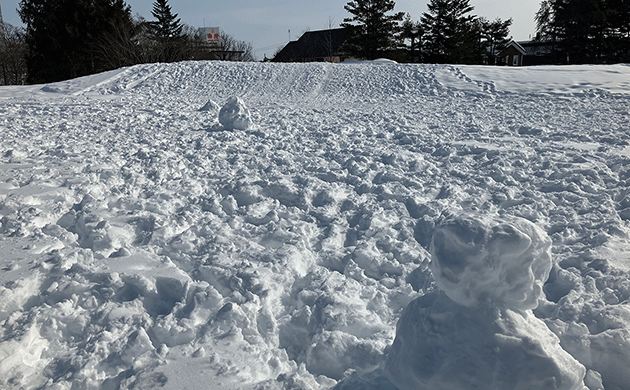 トナリエ向かいにある公園は、雪がたくさん積もり冬らしい景色に。
北広島ならではの季節の表情が広がっています。