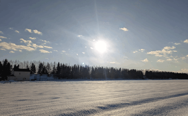 一面に広がる、帯広TOWAの家前の雪原。
雪に覆われた畑は、次の季節へ向かう準備の時間です。