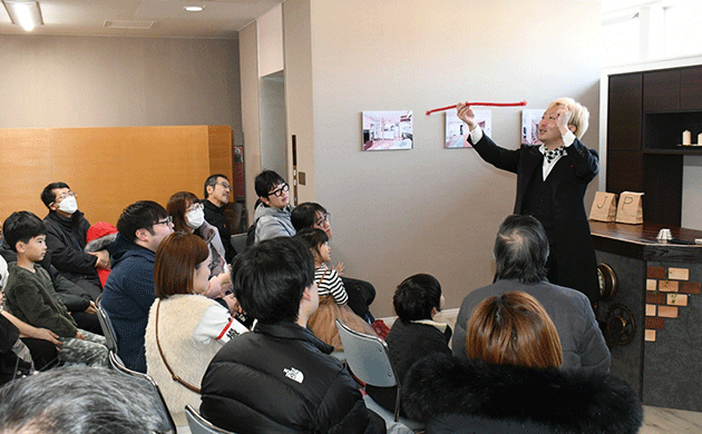 土屋ホームトピア札幌新春イベント・マジックショー／マジックショーのひとコマ。目の前で起こる不思議に、会場が引き込まれます。