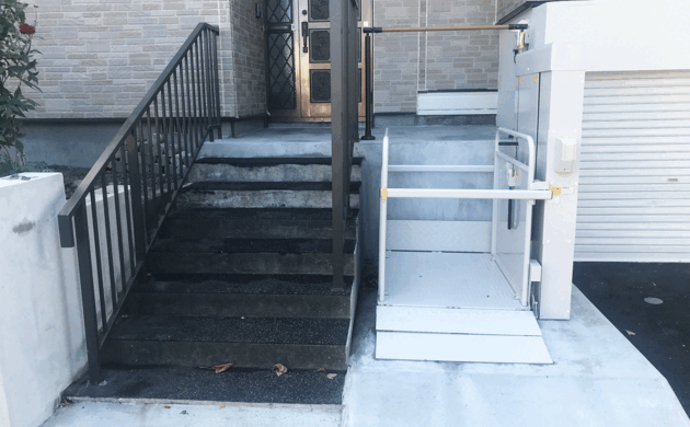 After:札幌市内で階段の横に設置された段差解消機の正面写真