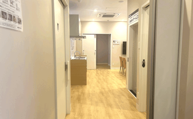 札幌市厚別区、土屋ホームトピア本社1F,暮らしの元気スタジオで、バリアフリー設計の広々とした居住空間を再現した展示スペース