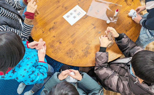 モールを使ったアニマルドールづくり折ってねじって…子供達も真剣に作成中