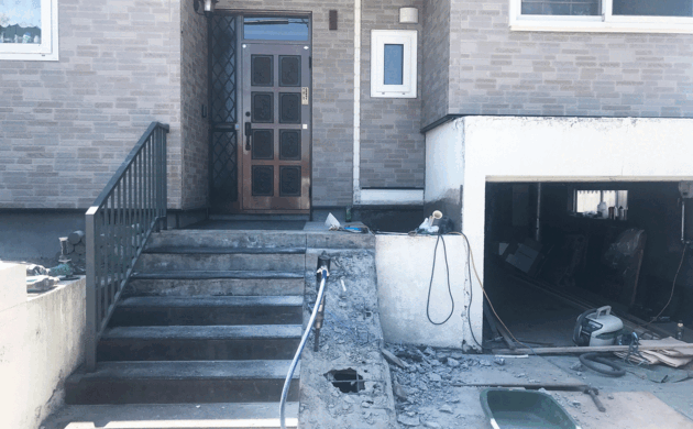 Before:札幌市内で階段の横に段差解消機を設置する前の正面写真