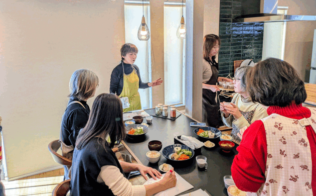 筒渕信子先生の講義を聞く皆さんの表情は真剣そのもの。帯広市内外から参加された方々が、メモを取りながら熱心に学ばれていました。