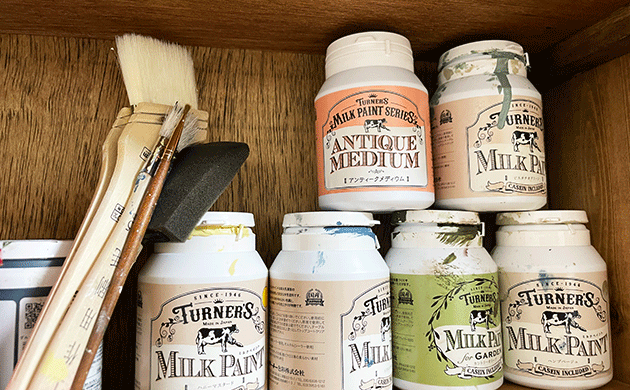 わが家のペンキストック棚。【ターナー色彩・ミルクペイント】
アメリカントラッドの色調を忠実に再現した、森永乳業のミルク原料を使用した天然由来水性ペイント。クリーミーな質感で、伸びがよく塗りやすいので、お気に入りのペンキです。