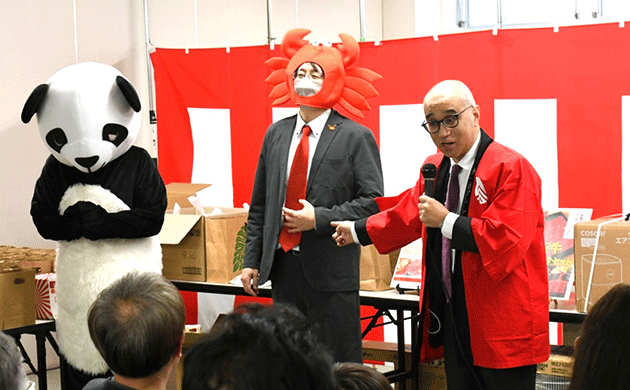 大抽選会の様子。会場は当選発表のたびに大きな盛り上がりを見せました。