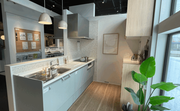 落ち着いた色合いが心地よいショールームキッチン