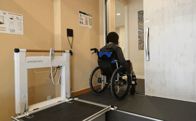 3.段差解消機を利用して、車いすのまま玄関から室内へ入っていく様子