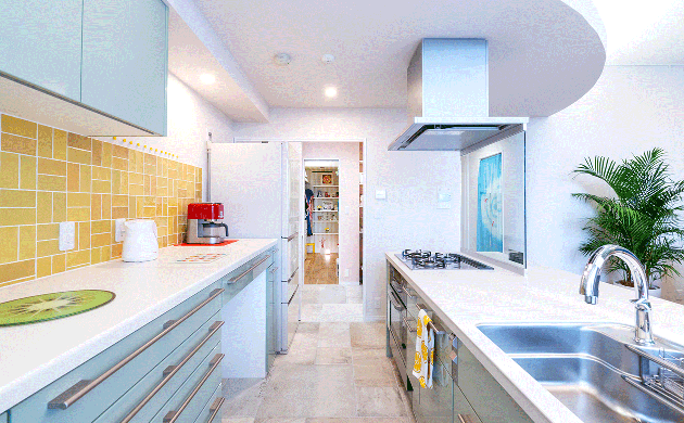 土屋ホームトピア施工事例／キッチン背面に【LIXILエコカラット】を採用