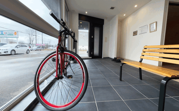 土屋ホームトピア・苫小牧支店:土間 愛車の自転車を土間へそのままイン。メンテナンスやカスタムもゆったり楽しめる、自分だけのワークスペースとして活用できます。