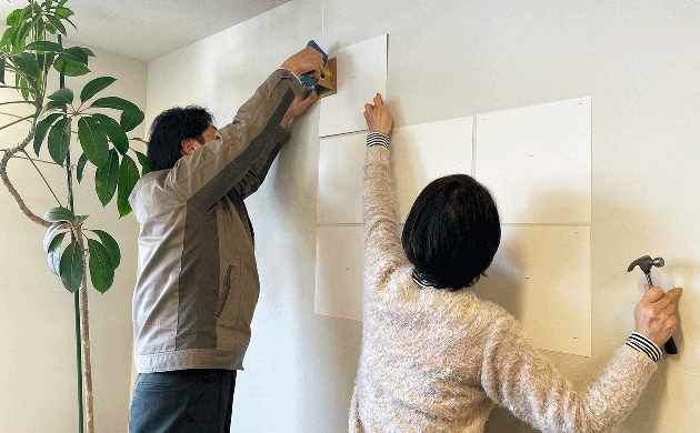 マグネット仕様の下地ベースシート施工／LIXIL「エコカラットセルフ（アール・ブリュット）」