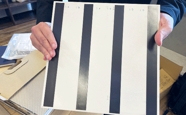 裏面にマグネット付きのエコカラットセルフタイル／LIXIL「エコカラットセルフ（アール・ブリュット）」