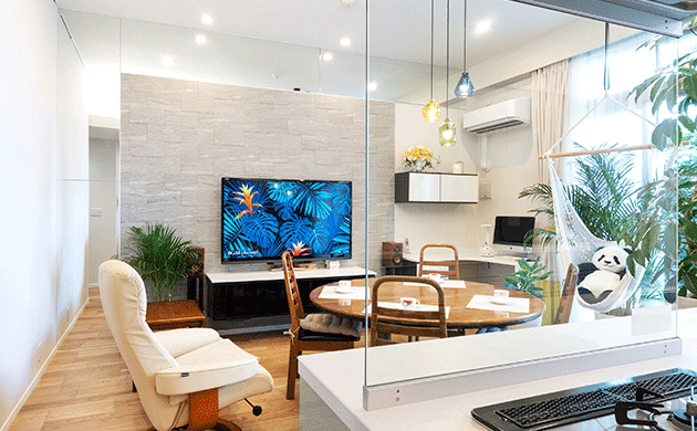 土屋ホームトピア施工事例／【LIXILエコカラット】をリビング壁面に採用。調湿作用や消臭効果で快適な室内。キッチンの匂い対策にも◎