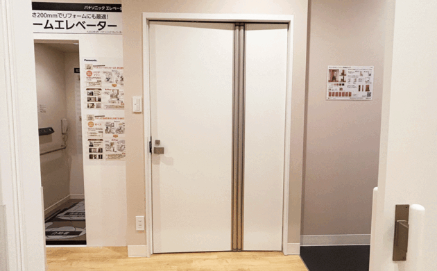 車椅子対応トイレ入口の両側折れ戸ドア（正面・開閉前）