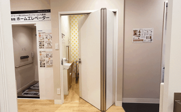 車いすのままでも押して開けられる両側折れ戸ドア（外側から操作）