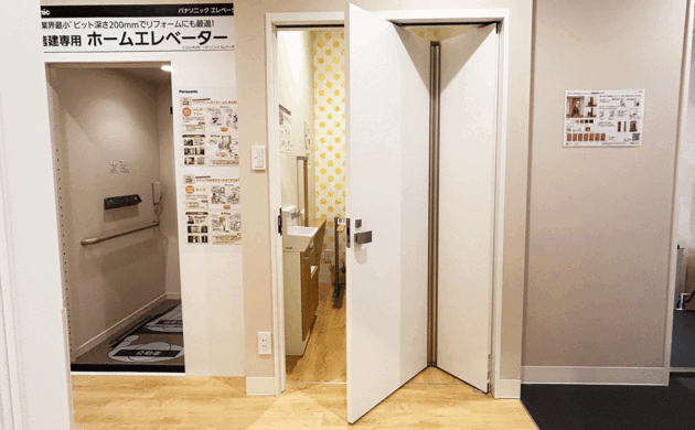 力が弱い方でも引いて開けられる両側折れ戸ドア