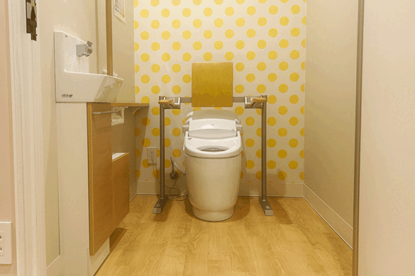 車いすでも使いやすい！広い設計と両側折れ戸で叶えるバリアフリートイレリフォーム｜トイレの悩みを解決