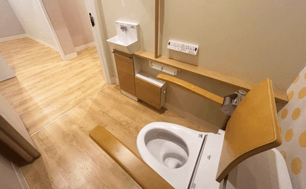 車椅子対応トイレ内部の広い空間と可動式手すり・手洗い位置