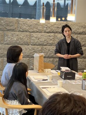 【札幌軟石粉のアートパネルワークショップ】解説の様子です。