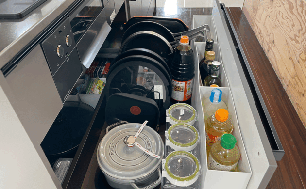 コンロ下には鍋やフライパン、調味料などが収納されています。